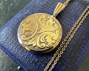 Collar con colgante tipo medallón antiguo de Georg Jensen, oro de 9 quilates, en caja original. Contrastado en Londres en 1968. Peso: 9,8 g.