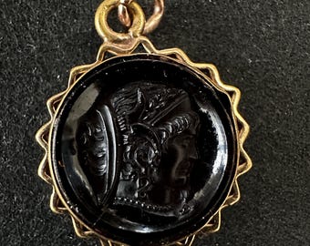 Ciondolo da orologio intagliato in pietra dura rotonda in metallo giallo a doppia faccia in stile vittoriano