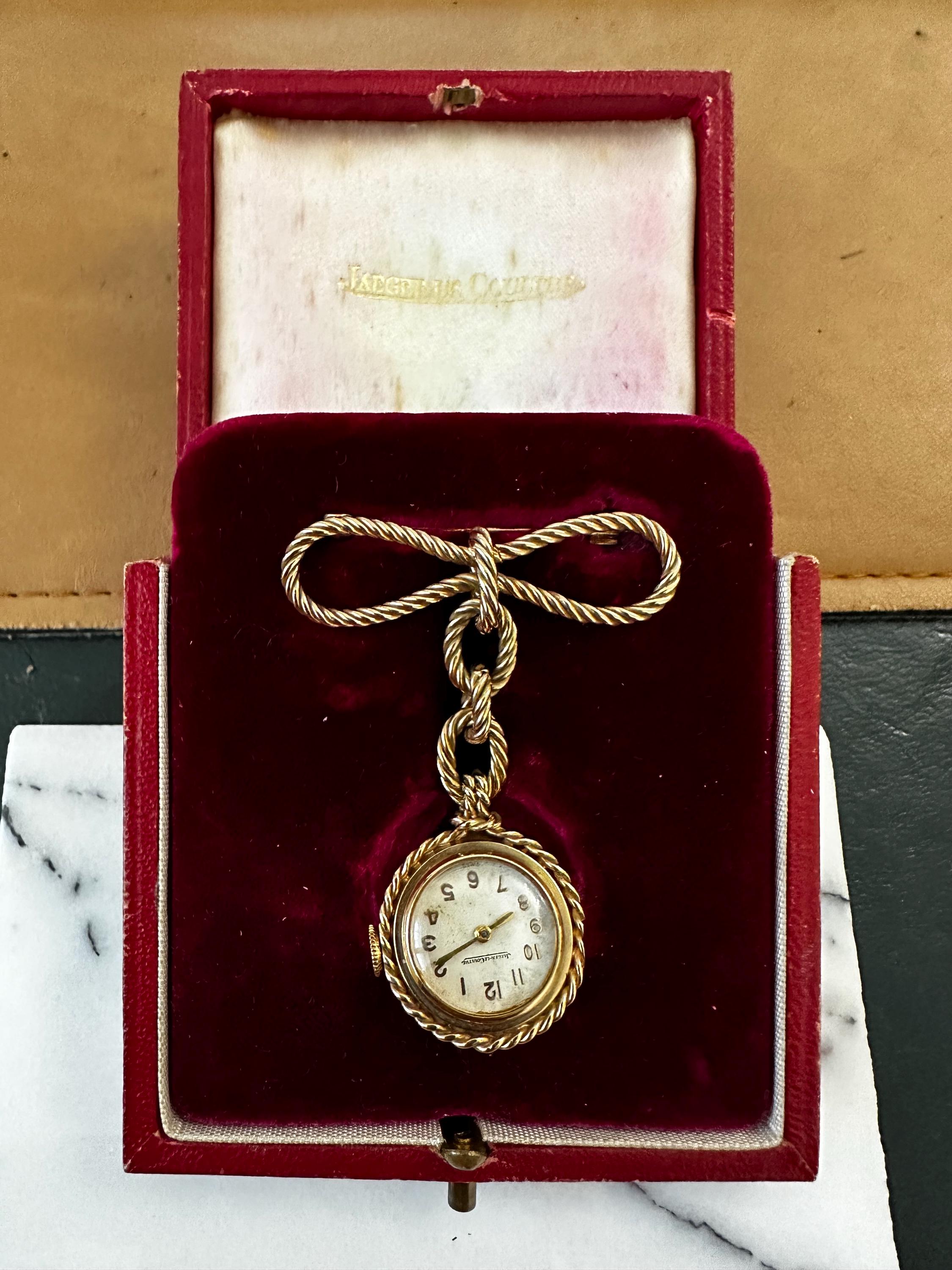 Antique nurses watch Italia