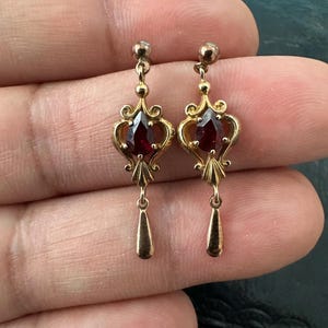 Elizabeth II Vintage 9K Yellow Gold Garnet Dangle Drop Earrings – Ornate Victorian Revival Design – London 1991 Hallmark, 3cm, 1.81g