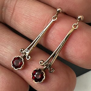 Elizabethan Vintage 9K Gold & Garnet Drop Earrings - London Hallmarked 1996 - 3.1cm, 2.4g