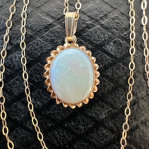 Elizabethan Vintage 9K Yellow Gold Oval Opal Pendant & Chain - 41cm - 1.55g