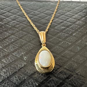 Elizabethan Vintage 9K Yellow Gold Oval Opal Teardrop Pendant 2cm & Prince of Wales Chain 46.5cm, 1.7g