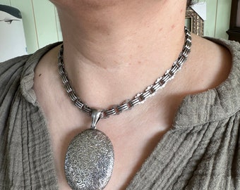 Victoriaanse antieke grote zilveren gegraveerde ovale medaillonhanger van 6,5 cm met een antiekzilveren boekenketting van 42,5 cm