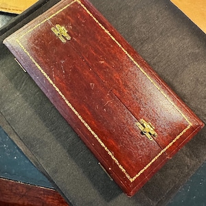 SUPERB: LARGE OLD Vintage Dark Cherry Red Leather Gilded Necklace Jewellery Box 19.8x10x2.8Cm