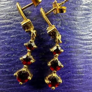 Vintage 9K Gold Graduated Garnet Drop Earrings 2.15g, 2.9cm