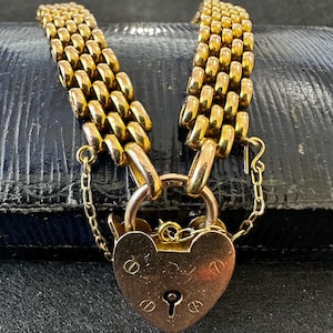 Museum Quality: BOXED Edwardian Collectible Antique 9K Warm Gold Textured Panther Link Bracelet Heart Padlock Clasp 13.9Gr, 19Cm Chester1909