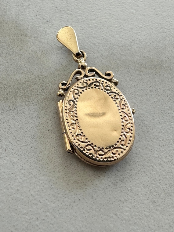 Hallmarked Vintage 9Ct Yellow Gold Engraved Oval … - image 4