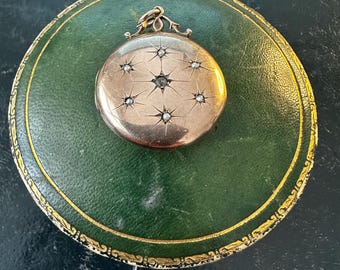 Medallón antiguo de perlas con diseño celestial, oro rosa de 9 quilates y estrella, 6,8 g, 3,9 cm, en caja antigua.