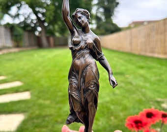 デメトル・チパルス・レ・ガールズ ブロンズ像: アールデコ様式の 5 人