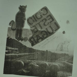 Puede incluir: Obra de arte monocromática que presenta una figura parecida a un diablo con cola y cuernos, cerca de un letrero con texto. La imagen incluye un paisaje con esferas y estrellas, y el texto "ESTE LUGAR".