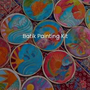Könnte beinhalten: Eine Sammlung farbenfroher Batik-Malsets, jedes mit einem einzigartigen Design in einem kreisförmigen Rahmen. Die Designs umfassen Blumen, Sonnen und abstrakte Muster, mit dem Text "Batik Painting Kit" sichtbar. Die Sets stammen von Teja Studio.