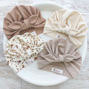 Gorros para bebé, Turbante para bebé, Gorro beige, Gorro floral, Gorro de cacao, Regalo para recién nacido, Regalo para niña, Regalo para baby shower imagen 1