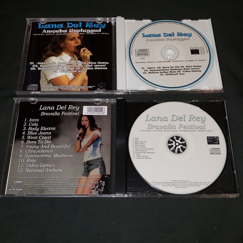 K&ouml;nnte beinhalten: Zwei CD-H&uuml;llen mit schwarzen und wei&szlig;en Covern, die ein Foto von Lana Del Rey zeigen. Die CD-H&uuml;llen sind f&uuml;r die Alben "Amoeba Unplugged" und "Bravalla Festival".