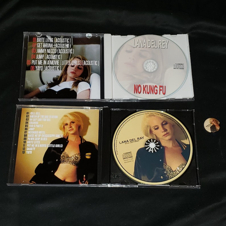 Puede incluir: Dos estuches de CD con un CD dentro de cada uno. La parte delantera del estuche tiene una imagen de Lana Del Rey y el texto "Lana Del Rey" y "No Kung Fu". La parte trasera del estuche enumera las canciones del CD.