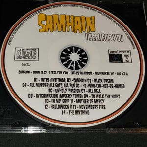 K&ouml;nnte beinhalten: Eine schwarz-wei&szlig;e CD mit dem Bandnamen "SAMHAIN" und dem Albumtitel "I FEEL FOR YOU" auf der Vorderseite. Die CD befindet sich in einem Plastikcase. Das Album wurde 1999 ver&ouml;ffentlicht. Die Trackliste ist auf der R&uuml;ckseite der CD abgedruckt.