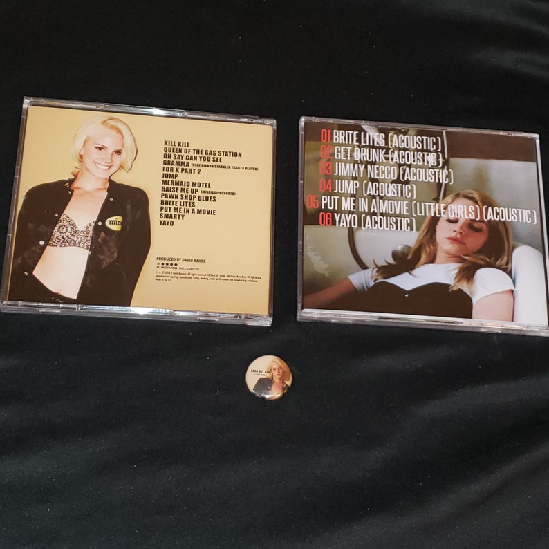 Puede incluir: Dos discos compactos con una foto en blanco y negro de una mujer en la parte delantera. La parte posterior del disco de la izquierda tiene una lista de t&iacute;tulos de canciones, que incluyen "Kill Kill", "Queen of the Gas Station", "On Say Can You See", "Gramma", "For K Part 2", "Jump", "Mermaid Motel", "Raise Me Up", "See", "Pawn Shop Blues", "Brite Lites", "Put Me in a Movie", "Smarty" y "Yayo". La parte posterior del disco de la derecha tiene una lista de t&iacute;tulos de canciones, que incluyen "Brite Lites (Acoustic)", "Get Drunk (Acoustic)", "Jimmy Necco (Acoustic)", "Jump (Acoustic)", "Put Me in a Movie (Little Girls) (Acoustic)" y "Yayo (Acoustic)".