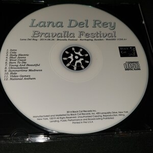 K&ouml;nnte beinhalten: Eine wei&szlig;e CD mit einem schwarz-wei&szlig;en Bild eines Sternenausbruchs in der Mitte. Der Text "Lana Del Rey Bravalla Festival" ist in Schwarz oben auf der CD gedruckt. Der Text "Lana Del Ray - 2014.06.26 - Bravalla Festival - Norrkoping, Schweden - WebSBD ICDS A+" ist in Schwarz unter dem Sternenausbruch gedruckt. Der Text "Black Cat" ist in Schwarz in einem kleinen Rechteck in der oberen rechten Ecke der CD gedruckt. Der Text "COMPACT DISC DIGITAL AUDIO" ist in Schwarz in einem kleinen Rechteck in der unteren rechten Ecke der CD gedruckt. Der Text "2014 Black Cat Records Inc." ist in Schwarz unten auf der CD gedruckt. Der Text "Manufactured and Marketed by Black Cat Records, Inc. 420 Lanquidity Drive, New York New York, 10019 All Rights Reserved. Unauthorized Copying, Reproduction, Hiring, Lending, Public Performance and Broadcasting Prohibited Printed in the U.S.A" ist in Schwarz unten auf der CD gedruckt.
