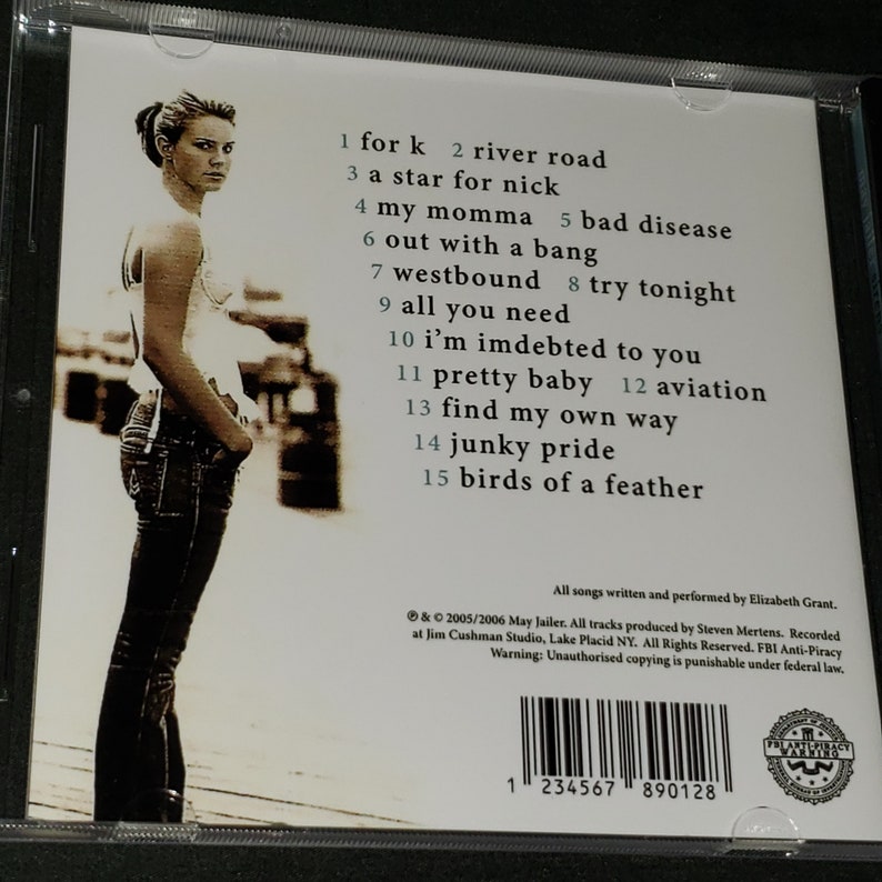 Puede incluir: Una caja de CD con una foto de una mujer en la parte delantera. La parte posterior de la caja enumera los t&iacute;tulos de las canciones: 1 for k, 2 river road, 3 a star for nick, 4 my momma, 5 bad disease, 6 out with a bang, 7 westbound, 8 try tonight, 9 all you need, 10 i'm indebted to you, 11 pretty baby, 12 aviation, 13 find my own way, 14 junky pride, 15 birds of a feather. La caja tambi&eacute;n incluye informaci&oacute;n de derechos de autor y un c&oacute;digo de barras.
