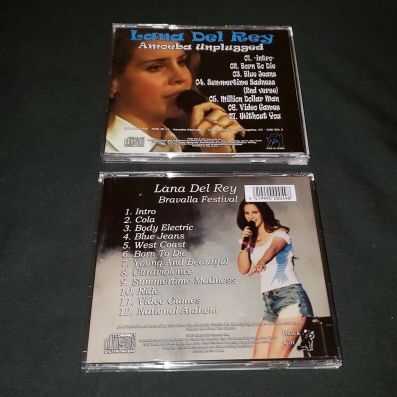K&ouml;nnte beinhalten: Zwei CD-H&uuml;llen mit Bildern der S&auml;ngerin Lana Del Rey. Die erste H&uuml;lle ist mit "Amoeba Unplugged" betitelt und listet die Songs "Intro", "Born To Die", "Blue Jeans", "Summertime Sadness", "Million Dollar Man", "Video Games" und "Without You" auf. Die zweite H&uuml;lle ist mit "Bravalla Festival" betitelt und listet die Songs "Intro", "Cola", "Body Electric", "Blue Jeans", "West Coast", "Born To Die", "Young And Beautiful", "Ultraviolence", "Summertime Madness", "Ride", "Video Games" und "National Anthem" auf.