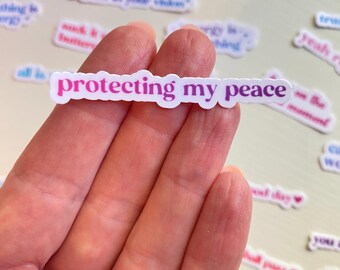 Może przedstawiać: Biała naklejka z różowym i fioletowym napisem "protecting my peace".