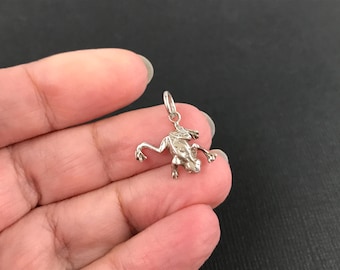 Vintage sterling silver frog charm or tiny pendant