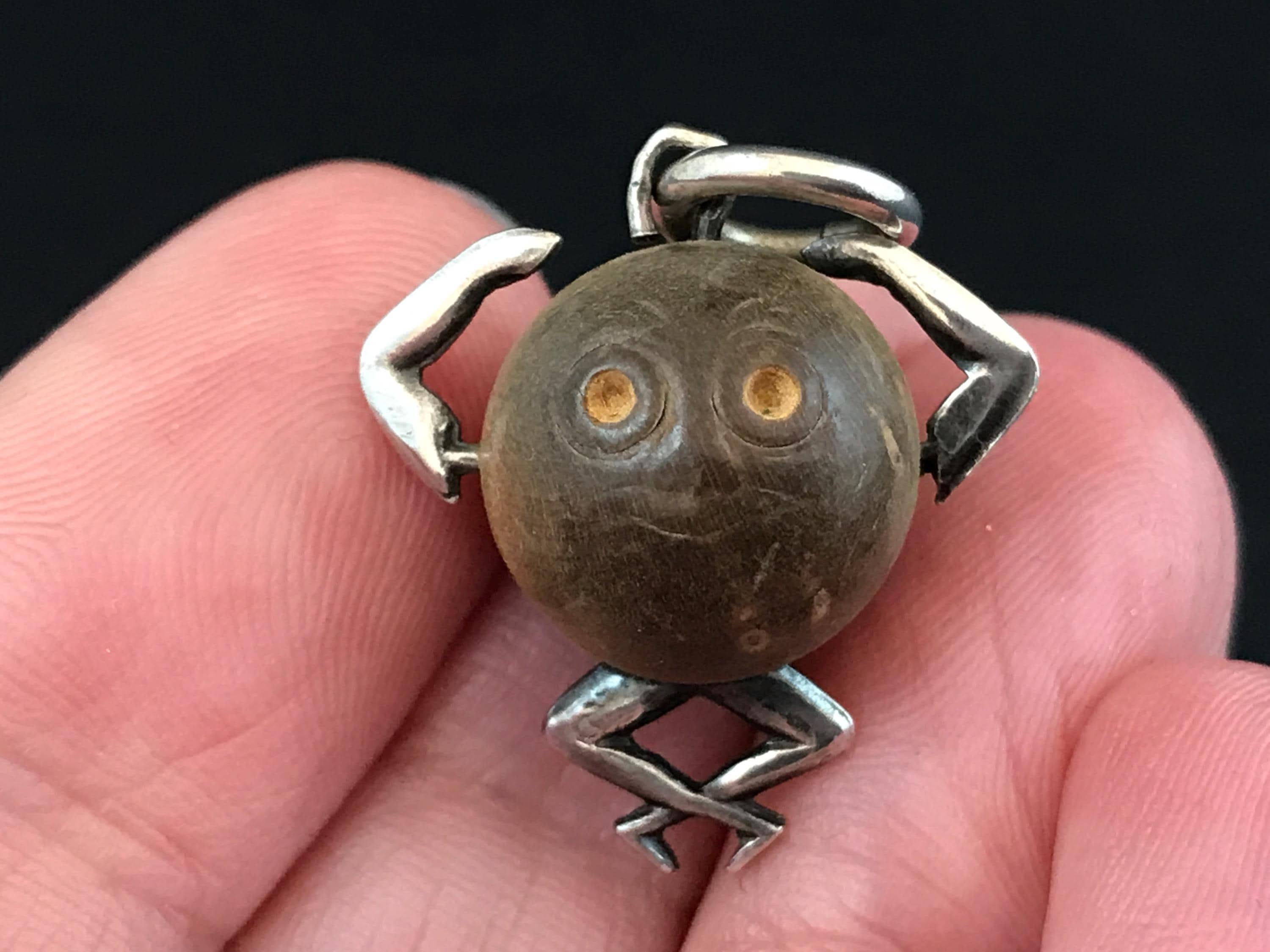 【 FUMSUP TOUCH WOOD チャーム 】 ビクトリア朝～第一次大戦中 Sally Bosleys Badge Shop | WW1 Fumsup Touch Wood lucky charm