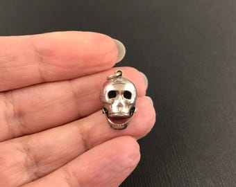 Vintage sterling silver skull bracelet charm with articulated opening jaw