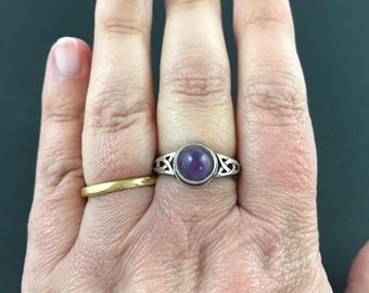 Vintage Edinburgh hallmarked 925 sterling silver John Prince Scottish silver and amethyst gemstone Celtic knot ring, size O 1/2