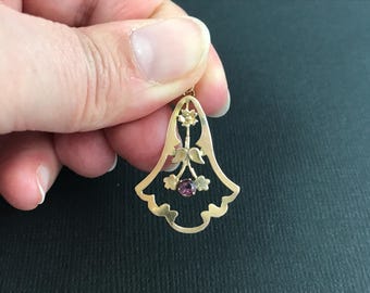 Delicate antique Edwardian 9ct yellow gold pink paste pendant