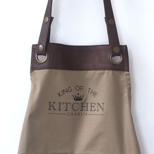 Delantal de cocina de piel sintética de primera calidad con bolsillos, nombre personalizado (papá, esposo, abuelo/regalo de cumpleaños para el Día del Padre). Envío gratuito al Reino Unido.