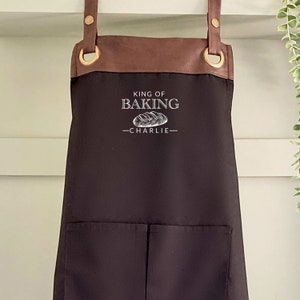 Delantal de repostería de piel sintética de primera calidad con bolsillos y nombre personalizado. Regalo para papá, esposo, abuelo/Día del Padre/Cumpleaños. Envío gratuito al Reino Unido.