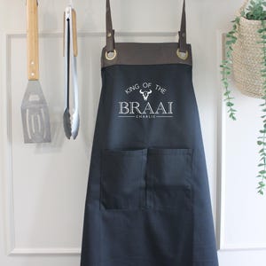 Delantal de barbacoa de piel sintética de primera calidad con bolsillos y nombre personalizado. Ideal para papá, esposo, abuelo o para el Día del Padre o cumpleaños. Envío gratuito al Reino Unido.
