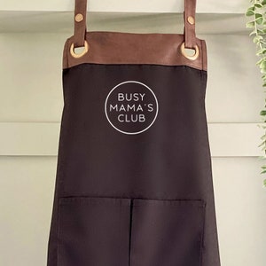Delantal de primera calidad con ribete de piel sintética y bolsillos del Busy Muma's Club, personalizado: regalo para mamá, esposa, abuela, día de la madre o cumpleaños. Envío GRATIS al Reino Unido.