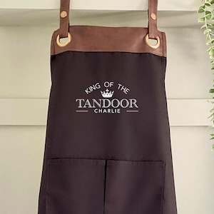 Delantal Tandoor de primera calidad con ribete de piel sintética y bolsillos, nombre personalizado: papá, esposo, abuelo, regalo para el Día del Padre o cumpleaños. Envío gratuito al Reino Unido.