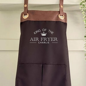 Delantal de freidora de aire de primera calidad con ribete de piel sintética y bolsillos, nombre personalizado (papá, esposo, abuelo/regalo para el Día del Padre/cumpleaños). Envío gratuito al Reino Unido.