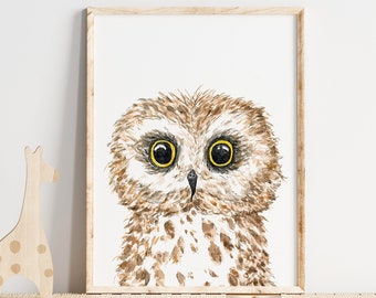 Könnte beinhalten: Ein Aquarellbild eines Eulen mit braunen und weißen Federn und großen gelben Augen. Die Eule schaut direkt auf den Betrachter.