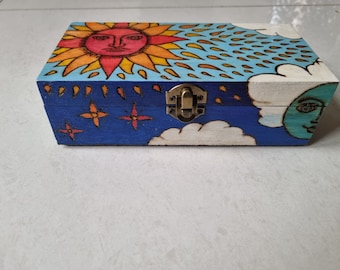Boîte en bois peinte à la main dans mon style artistique unique, doublée de cartes de tarot, bibelot, souvenirs, pyrogravure, étoiles soleil lune