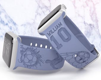Puede incluir: Dos correas de reloj de silicona azul con temática de fútbol. Una correa tiene un gráfico de balón de fútbol y jugador, la otra tiene el nombre "WILLIAM" y el número "10" impreso.