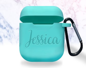 Könnte beinhalten: Eine türkisblaue Silikonhülle für AirPods mit einem schwarzen Karabinerhaken. Die Hülle trägt den Namen "Jessica" auf der Vorderseite.