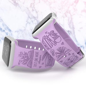 Puede incluir: Dos correas de Apple Watch de color lavanda con temática de libros. Una correa muestra el texto "JUST ONE MORE chapter" y un libro abierto con detalles florales. La otra correa presenta ilustraciones de libros, una taza de té, una bombilla y corazones.