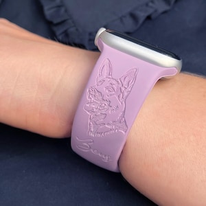 K&ouml;nnte beinhalten: Ein lavendelfarbenes Silikonarmband f&uuml;r die Apple Watch mit einem individuell gravierten Bild eines Deutschen Sch&auml;ferhundes und dem Namen "Bevy".