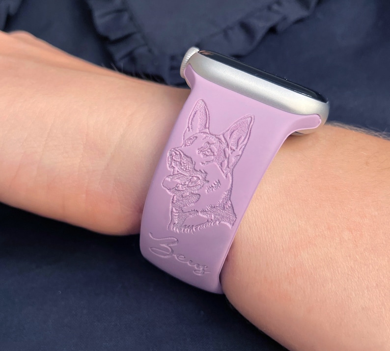 K&ouml;nnte beinhalten: Ein lavendelfarbenes Silikonarmband f&uuml;r die Apple Watch mit einem individuell gravierten Bild eines Deutschen Sch&auml;ferhundes und dem Namen "Bevy".