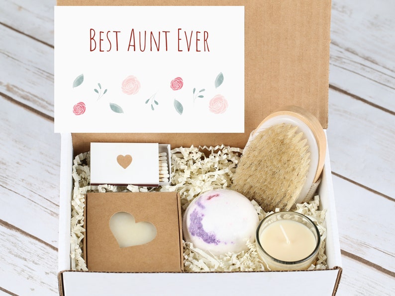 a set of Handmade High quality Natural chemical-free ingredients Spa Gift Box with A Personalized card is the most meaningful gift fỏ your aunt