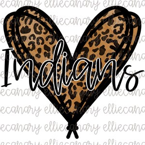 Op de afbeelding: Een hartvormig ontwerp met een luipaardprint en zwarte contouren. Het woord "Indians" is in zwarte cursieve letters in het midden van het ontwerp geschreven.