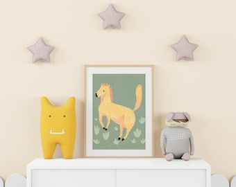 Puede incluir: Una ilustración enmarcada de un caballo amarillo con fondo verde. El marco está sobre un estante blanco con dos juguetes de peluche amarillos y tres almohadas en forma de estrella morada en la pared detrás del estante.