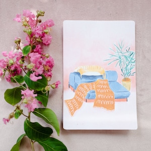Postal de gato durmiendo en el sofá, color rosa suave, 4 x 6 pulgadas, ilustración de gato, gato con plantas, lindo arte de pared de gato, decoración del hogar, regalo para ella