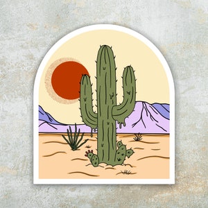 Pu&ograve; includere: Un adesivo raffigurante un paesaggio desertico con un grande cactus verde, un sole rosso e montagne viola. Il design ha uno stile retr&ograve; e illustrato, con uno sfondo beige e un bordo bianco. Il tema &egrave; il sud-ovest.