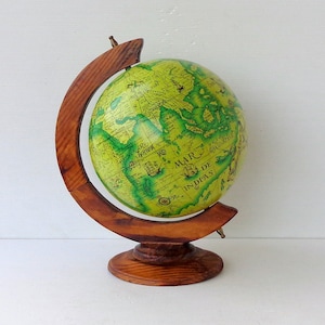 Antieke wereldkaart, van hout, hoogte 36 cm, diameter basis 15,5 cm, gewicht 670 gr