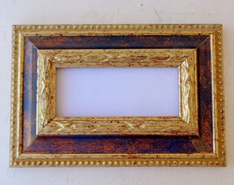 イタリア製のバロック様式の額縁に入った木製の絵画。プリントの高さは